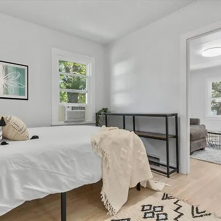 216: Lovely 1 Bedroom Close To Amenities!